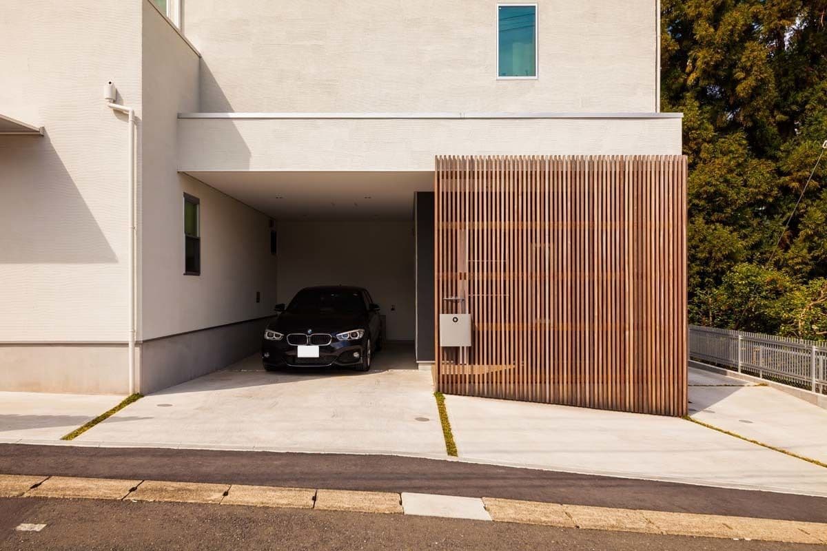 ビルトインガレージとスキップフロアの二世帯住宅