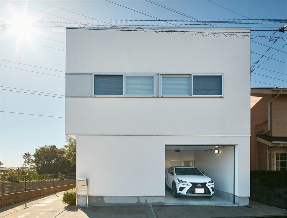 ビルトインガレージのある開放的な2階リビングの家