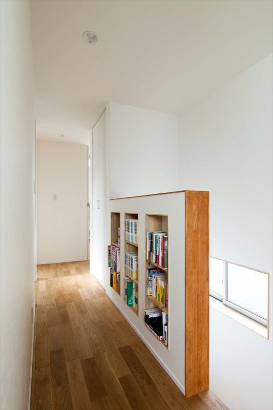 階段壁を利用した収納