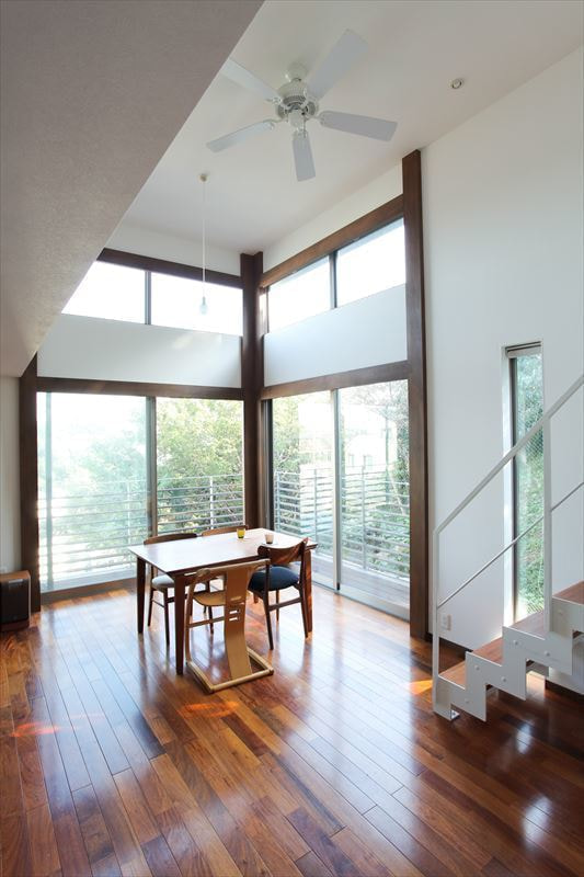 吹抜けと大開口のリビング