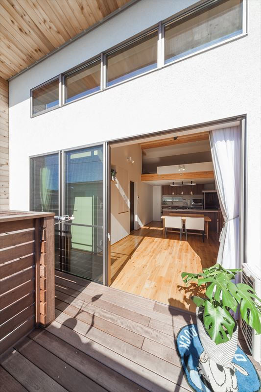 ウッドデッキにつづくリビング